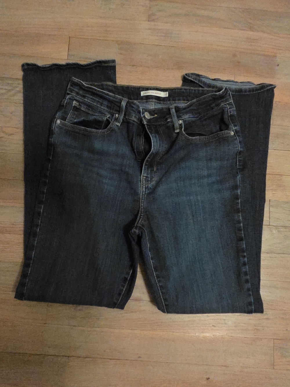 Levi's 725 High Rise Bootcut Jeans - Picture 2 of 4